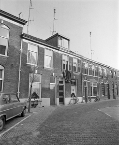 858881 Gezicht op de voorgevels van de huizen Lombokstraat 2 (links) -8 te Utrecht.